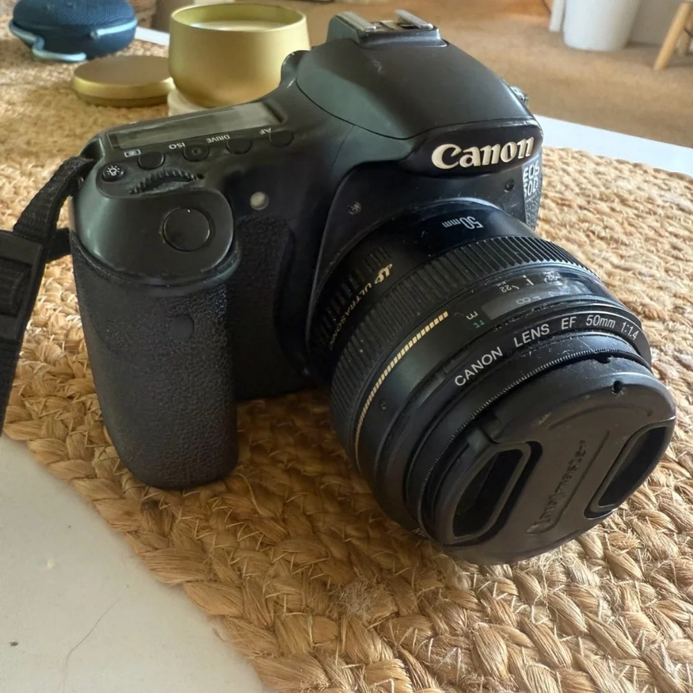 CANON 60D + 50mm Lens and battery